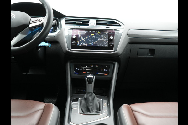 Volkswagen Tiguan 1.4 TSI eHybrid Elegance PHEV 245pk Dealer O.H. | Trekhaak Af Fabriek | Adaptive Cruise | IQ Light | Camera | Lederen Comfortzetels Memory & Verwarmd | Sfeerverlichting | Apple Carplay | Stuur Verwarmd | Navigatie | DAB | Plug In Hybrid |