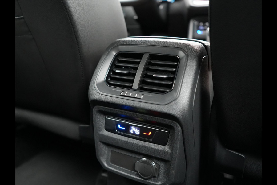 Volkswagen Tiguan 1.4 TSI eHybrid Elegance PHEV 245pk Dealer O.H. | Trekhaak Af Fabriek | Adaptive Cruise | IQ Light | Camera | Lederen Comfortzetels Memory & Verwarmd | Sfeerverlichting | Apple Carplay | Stuur Verwarmd | Navigatie | DAB | Plug In Hybrid |