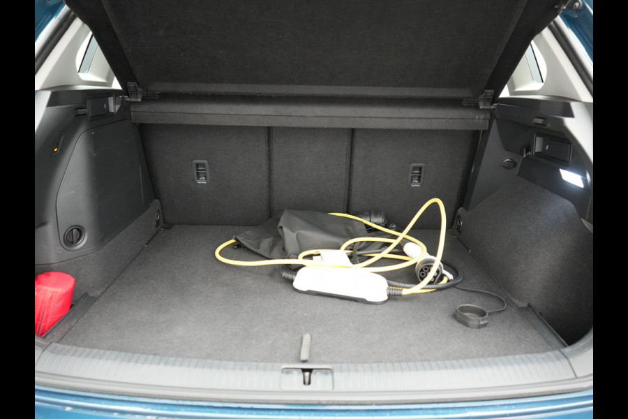 Volkswagen Tiguan 1.4 TSI eHybrid Elegance PHEV 245pk Dealer O.H. | Trekhaak Af Fabriek | Adaptive Cruise | IQ Light | Camera | Lederen Comfortzetels Memory & Verwarmd | Sfeerverlichting | Apple Carplay | Stuur Verwarmd | Navigatie | DAB | Plug In Hybrid |