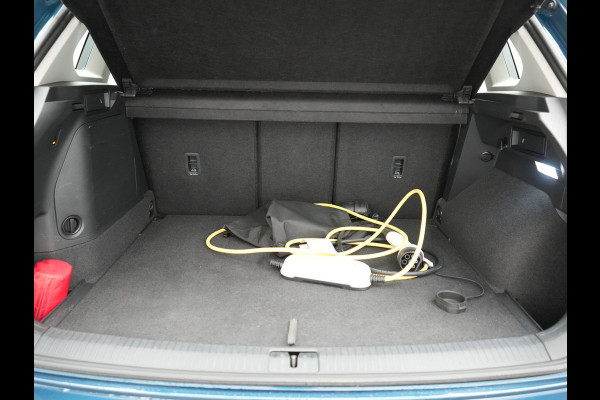 Volkswagen Tiguan 1.4 TSI eHybrid Elegance PHEV 245pk Dealer O.H. | Trekhaak Af Fabriek | Adaptive Cruise | IQ Light | Camera | Lederen Comfortzetels Memory & Verwarmd | Sfeerverlichting | Apple Carplay | Stuur Verwarmd | Navigatie | DAB | Plug In Hybrid |