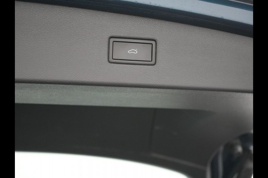 Volkswagen Tiguan 1.4 TSI eHybrid Elegance PHEV 245pk Dealer O.H. | Trekhaak Af Fabriek | Adaptive Cruise | IQ Light | Camera | Lederen Comfortzetels Memory & Verwarmd | Sfeerverlichting | Apple Carplay | Stuur Verwarmd | Navigatie | DAB | Plug In Hybrid |