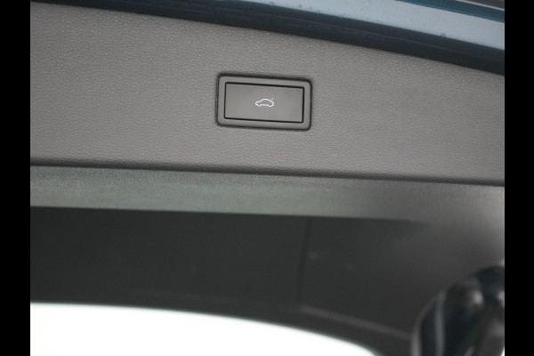 Volkswagen Tiguan 1.4 TSI eHybrid Elegance PHEV 245pk Dealer O.H. | Trekhaak Af Fabriek | Adaptive Cruise | IQ Light | Camera | Lederen Comfortzetels Memory & Verwarmd | Sfeerverlichting | Apple Carplay | Stuur Verwarmd | Navigatie | DAB | Plug In Hybrid |