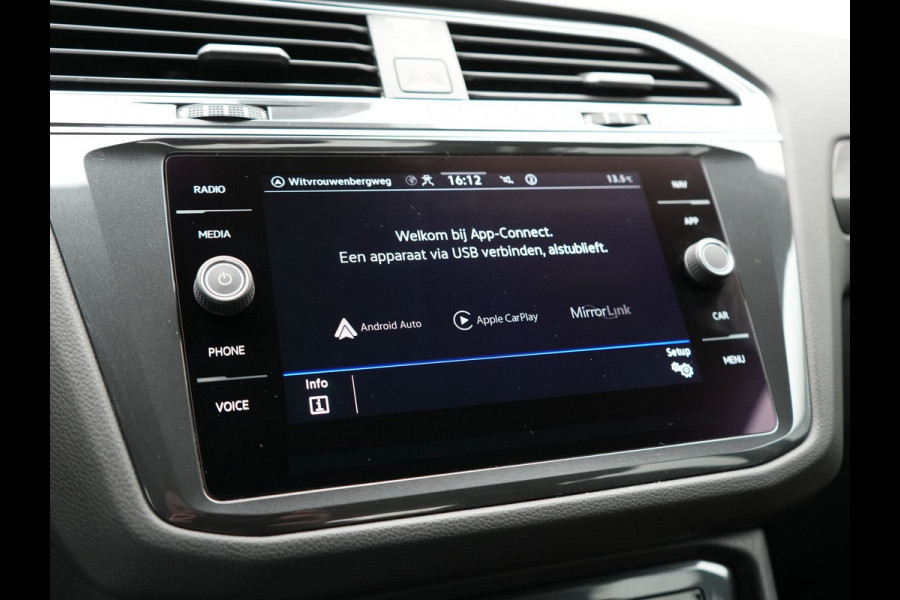 Volkswagen Tiguan 1.4 TSI eHybrid Elegance PHEV 245pk Dealer O.H. | Trekhaak Af Fabriek | Adaptive Cruise | IQ Light | Camera | Lederen Comfortzetels Memory & Verwarmd | Sfeerverlichting | Apple Carplay | Stuur Verwarmd | Navigatie | DAB | Plug In Hybrid |