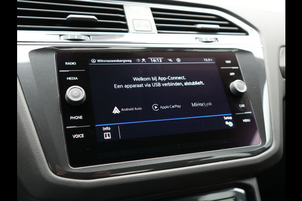 Volkswagen Tiguan 1.4 TSI eHybrid Elegance PHEV 245pk Dealer O.H. | Trekhaak Af Fabriek | Adaptive Cruise | IQ Light | Camera | Lederen Comfortzetels Memory & Verwarmd | Sfeerverlichting | Apple Carplay | Stuur Verwarmd | Navigatie | DAB | Plug In Hybrid |