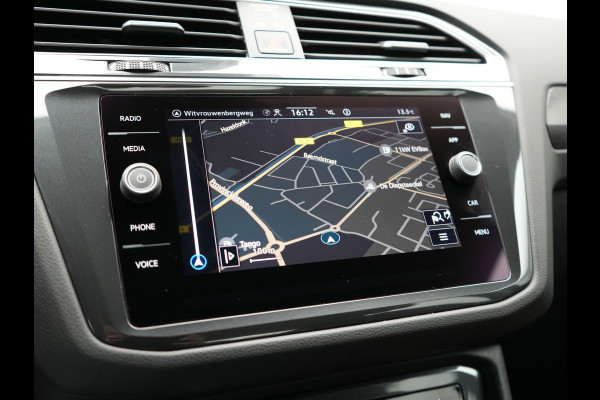 Volkswagen Tiguan 1.4 TSI eHybrid Elegance PHEV 245pk Dealer O.H. | Trekhaak Af Fabriek | Adaptive Cruise | IQ Light | Camera | Lederen Comfortzetels Memory & Verwarmd | Sfeerverlichting | Apple Carplay | Stuur Verwarmd | Navigatie | DAB | Plug In Hybrid |