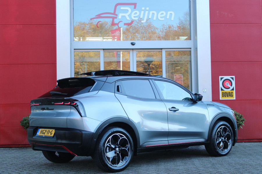 Alfa Romeo junior ELETTRICA SPECIALE 156PK 54 kWh | "SABELT" SPORTSTOELEN ELEKTRISCH VERSTELBAAR MET LEDEREN/ALCANTARA BEKLEDING | PANORAMISCH SCHUIF/KANTEL DAK | BICOLOR DAK (ZWART DAK) | WARMTEPOMP | TECHNOLOGIE PAKKET (O.A. FULL LED ADAPTIVE MATRIX KOPLAMPEN/DODEHOEK DETECTIE/DRAADLOZE TELEFOONLADER/ACHTERUITRIJ CAMERA/PARKEERSENSOREN VOOR, ACHTER,ZIJKANT) | DRAADLOZE APPLE CARPLAY/ANDROID AUTO | CLIMATE CONTROL | ELEKTRISCH BEDIENBARE ACHTERKLEP | STOEL VERWARMING | ELEKTRISCH BEDIENBARE VOORSTOEL | VERKEERSBORDEN HERKENNING | ADAPTIVE CRUISE CONTROL | KEYLESS ENTRY/START |