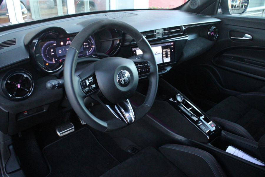 Alfa Romeo junior ELETTRICA SPECIALE 156PK 54 kWh | "SABELT" SPORTSTOELEN ELEKTRISCH VERSTELBAAR MET LEDEREN/ALCANTARA BEKLEDING | PANORAMISCH SCHUIF/KANTEL DAK | BICOLOR DAK (ZWART DAK) | WARMTEPOMP | TECHNOLOGIE PAKKET (O.A. FULL LED ADAPTIVE MATRIX KOPLAMPEN/DODEHOEK DETECTIE/DRAADLOZE TELEFOONLADER/ACHTERUITRIJ CAMERA/PARKEERSENSOREN VOOR, ACHTER,ZIJKANT) | DRAADLOZE APPLE CARPLAY/ANDROID AUTO | CLIMATE CONTROL | ELEKTRISCH BEDIENBARE ACHTERKLEP | STOEL VERWARMING | ELEKTRISCH BEDIENBARE VOORSTOEL | VERKEERSBORDEN HERKENNING | ADAPTIVE CRUISE CONTROL | KEYLESS ENTRY/START |