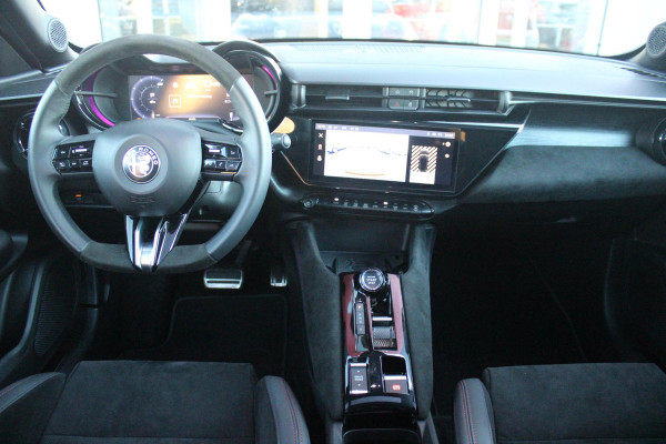 Alfa Romeo junior ELETTRICA SPECIALE 156PK 54 kWh | "SABELT" SPORTSTOELEN ELEKTRISCH VERSTELBAAR MET LEDEREN/ALCANTARA BEKLEDING | PANORAMISCH SCHUIF/KANTEL DAK | BICOLOR DAK (ZWART DAK) | WARMTEPOMP | TECHNOLOGIE PAKKET (O.A. FULL LED ADAPTIVE MATRIX KOPLAMPEN/DODEHOEK DETECTIE/DRAADLOZE TELEFOONLADER/ACHTERUITRIJ CAMERA/PARKEERSENSOREN VOOR, ACHTER,ZIJKANT) | DRAADLOZE APPLE CARPLAY/ANDROID AUTO | CLIMATE CONTROL | ELEKTRISCH BEDIENBARE ACHTERKLEP | STOEL VERWARMING | ELEKTRISCH BEDIENBARE VOORSTOEL | VERKEERSBORDEN HERKENNING | ADAPTIVE CRUISE CONTROL | KEYLESS ENTRY/START |