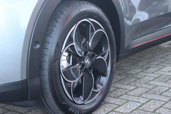 Alfa Romeo junior ELETTRICA SPECIALE 156PK 54 kWh | "SABELT" SPORTSTOELEN ELEKTRISCH VERSTELBAAR MET LEDEREN/ALCANTARA BEKLEDING | PANORAMISCH SCHUIF/KANTEL DAK | BICOLOR DAK (ZWART DAK) | WARMTEPOMP | TECHNOLOGIE PAKKET (O.A. FULL LED ADAPTIVE MATRIX KOPLAMPEN/DODEHOEK DETECTIE/DRAADLOZE TELEFOONLADER/ACHTERUITRIJ CAMERA/PARKEERSENSOREN VOOR, ACHTER,ZIJKANT) | DRAADLOZE APPLE CARPLAY/ANDROID AUTO | CLIMATE CONTROL | ELEKTRISCH BEDIENBARE ACHTERKLEP | STOEL VERWARMING | ELEKTRISCH BEDIENBARE VOORSTOEL | VERKEERSBORDEN HERKENNING | ADAPTIVE CRUISE CONTROL | KEYLESS ENTRY/START |