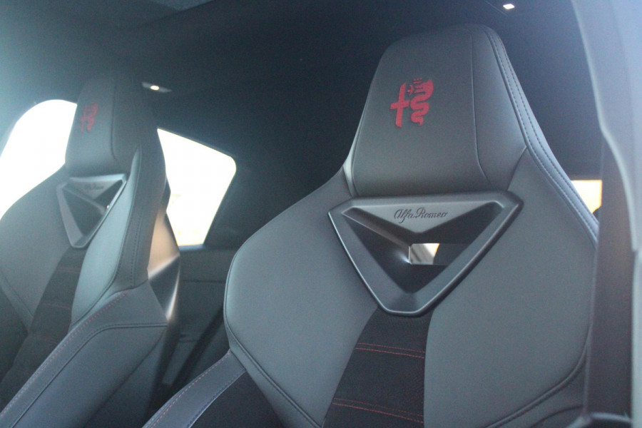 Alfa Romeo junior ELETTRICA SPECIALE 156PK 54 kWh | "SABELT" SPORTSTOELEN ELEKTRISCH VERSTELBAAR MET LEDEREN/ALCANTARA BEKLEDING | PANORAMISCH SCHUIF/KANTEL DAK | BICOLOR DAK (ZWART DAK) | WARMTEPOMP | TECHNOLOGIE PAKKET (O.A. FULL LED ADAPTIVE MATRIX KOPLAMPEN/DODEHOEK DETECTIE/DRAADLOZE TELEFOONLADER/ACHTERUITRIJ CAMERA/PARKEERSENSOREN VOOR, ACHTER,ZIJKANT) | DRAADLOZE APPLE CARPLAY/ANDROID AUTO | CLIMATE CONTROL | ELEKTRISCH BEDIENBARE ACHTERKLEP | STOEL VERWARMING | ELEKTRISCH BEDIENBARE VOORSTOEL | VERKEERSBORDEN HERKENNING | ADAPTIVE CRUISE CONTROL | KEYLESS ENTRY/START |