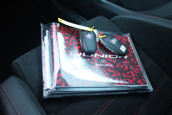 Alfa Romeo junior ELETTRICA SPECIALE 156PK 54 kWh | "SABELT" SPORTSTOELEN ELEKTRISCH VERSTELBAAR MET LEDEREN/ALCANTARA BEKLEDING | PANORAMISCH SCHUIF/KANTEL DAK | BICOLOR DAK (ZWART DAK) | WARMTEPOMP | TECHNOLOGIE PAKKET (O.A. FULL LED ADAPTIVE MATRIX KOPLAMPEN/DODEHOEK DETECTIE/DRAADLOZE TELEFOONLADER/ACHTERUITRIJ CAMERA/PARKEERSENSOREN VOOR, ACHTER,ZIJKANT) | DRAADLOZE APPLE CARPLAY/ANDROID AUTO | CLIMATE CONTROL | ELEKTRISCH BEDIENBARE ACHTERKLEP | STOEL VERWARMING | ELEKTRISCH BEDIENBARE VOORSTOEL | VERKEERSBORDEN HERKENNING | ADAPTIVE CRUISE CONTROL | KEYLESS ENTRY/START |