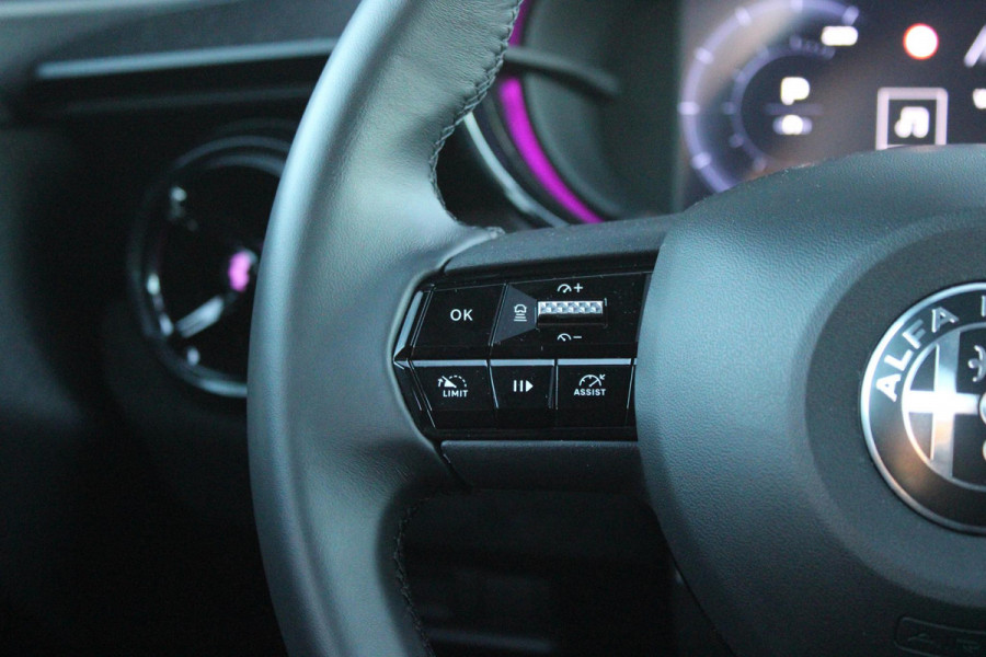 Alfa Romeo junior ELETTRICA SPECIALE 156PK 54 kWh | "SABELT" SPORTSTOELEN ELEKTRISCH VERSTELBAAR MET LEDEREN/ALCANTARA BEKLEDING | PANORAMISCH SCHUIF/KANTEL DAK | BICOLOR DAK (ZWART DAK) | WARMTEPOMP | TECHNOLOGIE PAKKET (O.A. FULL LED ADAPTIVE MATRIX KOPLAMPEN/DODEHOEK DETECTIE/DRAADLOZE TELEFOONLADER/ACHTERUITRIJ CAMERA/PARKEERSENSOREN VOOR, ACHTER,ZIJKANT) | DRAADLOZE APPLE CARPLAY/ANDROID AUTO | CLIMATE CONTROL | ELEKTRISCH BEDIENBARE ACHTERKLEP | STOEL VERWARMING | ELEKTRISCH BEDIENBARE VOORSTOEL | VERKEERSBORDEN HERKENNING | ADAPTIVE CRUISE CONTROL | KEYLESS ENTRY/START |