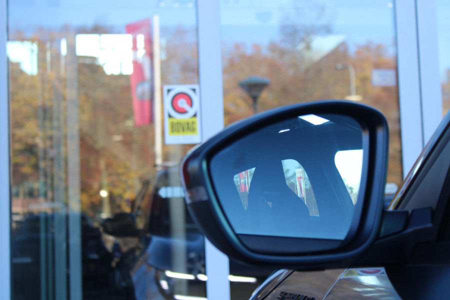 Alfa Romeo junior ELETTRICA SPECIALE 156PK 54 kWh | "SABELT" SPORTSTOELEN ELEKTRISCH VERSTELBAAR MET LEDEREN/ALCANTARA BEKLEDING | PANORAMISCH SCHUIF/KANTEL DAK | BICOLOR DAK (ZWART DAK) | WARMTEPOMP | TECHNOLOGIE PAKKET (O.A. FULL LED ADAPTIVE MATRIX KOPLAMPEN/DODEHOEK DETECTIE/DRAADLOZE TELEFOONLADER/ACHTERUITRIJ CAMERA/PARKEERSENSOREN VOOR, ACHTER,ZIJKANT) | DRAADLOZE APPLE CARPLAY/ANDROID AUTO | CLIMATE CONTROL | ELEKTRISCH BEDIENBARE ACHTERKLEP | STOEL VERWARMING | ELEKTRISCH BEDIENBARE VOORSTOEL | VERKEERSBORDEN HERKENNING | ADAPTIVE CRUISE CONTROL | KEYLESS ENTRY/START |