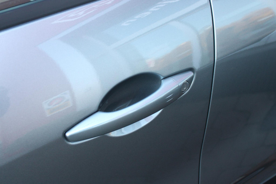 Alfa Romeo junior ELETTRICA SPECIALE 156PK 54 kWh | "SABELT" SPORTSTOELEN ELEKTRISCH VERSTELBAAR MET LEDEREN/ALCANTARA BEKLEDING | PANORAMISCH SCHUIF/KANTEL DAK | BICOLOR DAK (ZWART DAK) | WARMTEPOMP | TECHNOLOGIE PAKKET (O.A. FULL LED ADAPTIVE MATRIX KOPLAMPEN/DODEHOEK DETECTIE/DRAADLOZE TELEFOONLADER/ACHTERUITRIJ CAMERA/PARKEERSENSOREN VOOR, ACHTER,ZIJKANT) | DRAADLOZE APPLE CARPLAY/ANDROID AUTO | CLIMATE CONTROL | ELEKTRISCH BEDIENBARE ACHTERKLEP | STOEL VERWARMING | ELEKTRISCH BEDIENBARE VOORSTOEL | VERKEERSBORDEN HERKENNING | ADAPTIVE CRUISE CONTROL | KEYLESS ENTRY/START |