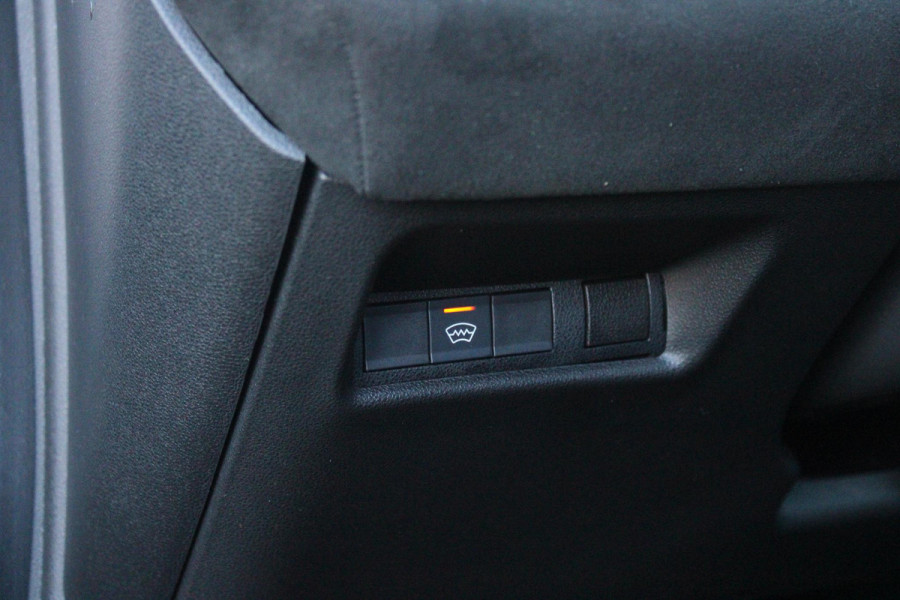 Alfa Romeo junior ELETTRICA SPECIALE 156PK 54 kWh | "SABELT" SPORTSTOELEN ELEKTRISCH VERSTELBAAR MET LEDEREN/ALCANTARA BEKLEDING | PANORAMISCH SCHUIF/KANTEL DAK | BICOLOR DAK (ZWART DAK) | WARMTEPOMP | TECHNOLOGIE PAKKET (O.A. FULL LED ADAPTIVE MATRIX KOPLAMPEN/DODEHOEK DETECTIE/DRAADLOZE TELEFOONLADER/ACHTERUITRIJ CAMERA/PARKEERSENSOREN VOOR, ACHTER,ZIJKANT) | DRAADLOZE APPLE CARPLAY/ANDROID AUTO | CLIMATE CONTROL | ELEKTRISCH BEDIENBARE ACHTERKLEP | STOEL VERWARMING | ELEKTRISCH BEDIENBARE VOORSTOEL | VERKEERSBORDEN HERKENNING | ADAPTIVE CRUISE CONTROL | KEYLESS ENTRY/START |