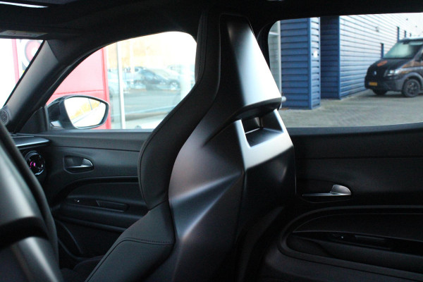 Alfa Romeo junior ELETTRICA SPECIALE 156PK 54 kWh | "SABELT" SPORTSTOELEN ELEKTRISCH VERSTELBAAR MET LEDEREN/ALCANTARA BEKLEDING | PANORAMISCH SCHUIF/KANTEL DAK | BICOLOR DAK (ZWART DAK) | WARMTEPOMP | TECHNOLOGIE PAKKET (O.A. FULL LED ADAPTIVE MATRIX KOPLAMPEN/DODEHOEK DETECTIE/DRAADLOZE TELEFOONLADER/ACHTERUITRIJ CAMERA/PARKEERSENSOREN VOOR, ACHTER,ZIJKANT) | DRAADLOZE APPLE CARPLAY/ANDROID AUTO | CLIMATE CONTROL | ELEKTRISCH BEDIENBARE ACHTERKLEP | STOEL VERWARMING | ELEKTRISCH BEDIENBARE VOORSTOEL | VERKEERSBORDEN HERKENNING | ADAPTIVE CRUISE CONTROL | KEYLESS ENTRY/START |