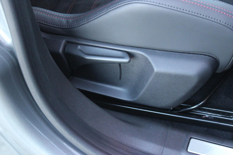 Alfa Romeo junior ELETTRICA SPECIALE 156PK 54 kWh | "SABELT" SPORTSTOELEN ELEKTRISCH VERSTELBAAR MET LEDEREN/ALCANTARA BEKLEDING | PANORAMISCH SCHUIF/KANTEL DAK | BICOLOR DAK (ZWART DAK) | WARMTEPOMP | TECHNOLOGIE PAKKET (O.A. FULL LED ADAPTIVE MATRIX KOPLAMPEN/DODEHOEK DETECTIE/DRAADLOZE TELEFOONLADER/ACHTERUITRIJ CAMERA/PARKEERSENSOREN VOOR, ACHTER,ZIJKANT) | DRAADLOZE APPLE CARPLAY/ANDROID AUTO | CLIMATE CONTROL | ELEKTRISCH BEDIENBARE ACHTERKLEP | STOEL VERWARMING | ELEKTRISCH BEDIENBARE VOORSTOEL | VERKEERSBORDEN HERKENNING | ADAPTIVE CRUISE CONTROL | KEYLESS ENTRY/START |