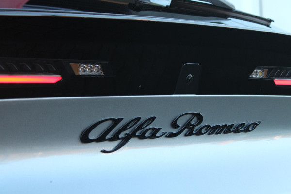 Alfa Romeo junior ELETTRICA SPECIALE 156PK 54 kWh | "SABELT" SPORTSTOELEN ELEKTRISCH VERSTELBAAR MET LEDEREN/ALCANTARA BEKLEDING | PANORAMISCH SCHUIF/KANTEL DAK | BICOLOR DAK (ZWART DAK) | WARMTEPOMP | TECHNOLOGIE PAKKET (O.A. FULL LED ADAPTIVE MATRIX KOPLAMPEN/DODEHOEK DETECTIE/DRAADLOZE TELEFOONLADER/ACHTERUITRIJ CAMERA/PARKEERSENSOREN VOOR, ACHTER,ZIJKANT) | DRAADLOZE APPLE CARPLAY/ANDROID AUTO | CLIMATE CONTROL | ELEKTRISCH BEDIENBARE ACHTERKLEP | STOEL VERWARMING | ELEKTRISCH BEDIENBARE VOORSTOEL | VERKEERSBORDEN HERKENNING | ADAPTIVE CRUISE CONTROL | KEYLESS ENTRY/START |