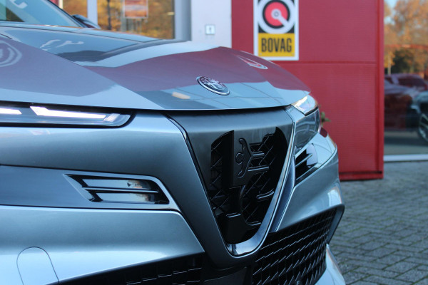 Alfa Romeo junior ELETTRICA SPECIALE 156PK 54 kWh | "SABELT" SPORTSTOELEN ELEKTRISCH VERSTELBAAR MET LEDEREN/ALCANTARA BEKLEDING | PANORAMISCH SCHUIF/KANTEL DAK | BICOLOR DAK (ZWART DAK) | WARMTEPOMP | TECHNOLOGIE PAKKET (O.A. FULL LED ADAPTIVE MATRIX KOPLAMPEN/DODEHOEK DETECTIE/DRAADLOZE TELEFOONLADER/ACHTERUITRIJ CAMERA/PARKEERSENSOREN VOOR, ACHTER,ZIJKANT) | DRAADLOZE APPLE CARPLAY/ANDROID AUTO | CLIMATE CONTROL | ELEKTRISCH BEDIENBARE ACHTERKLEP | STOEL VERWARMING | ELEKTRISCH BEDIENBARE VOORSTOEL | VERKEERSBORDEN HERKENNING | ADAPTIVE CRUISE CONTROL | KEYLESS ENTRY/START |
