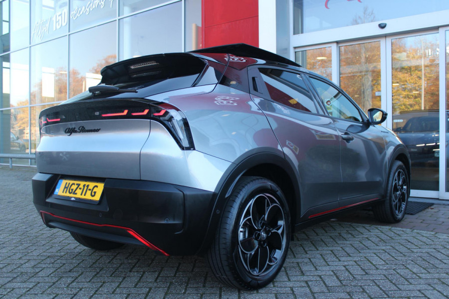 Alfa Romeo junior ELETTRICA SPECIALE 156PK 54 kWh | "SABELT" SPORTSTOELEN ELEKTRISCH VERSTELBAAR MET LEDEREN/ALCANTARA BEKLEDING | PANORAMISCH SCHUIF/KANTEL DAK | BICOLOR DAK (ZWART DAK) | WARMTEPOMP | TECHNOLOGIE PAKKET (O.A. FULL LED ADAPTIVE MATRIX KOPLAMPEN/DODEHOEK DETECTIE/DRAADLOZE TELEFOONLADER/ACHTERUITRIJ CAMERA/PARKEERSENSOREN VOOR, ACHTER,ZIJKANT) | DRAADLOZE APPLE CARPLAY/ANDROID AUTO | CLIMATE CONTROL | ELEKTRISCH BEDIENBARE ACHTERKLEP | STOEL VERWARMING | ELEKTRISCH BEDIENBARE VOORSTOEL | VERKEERSBORDEN HERKENNING | ADAPTIVE CRUISE CONTROL | KEYLESS ENTRY/START |