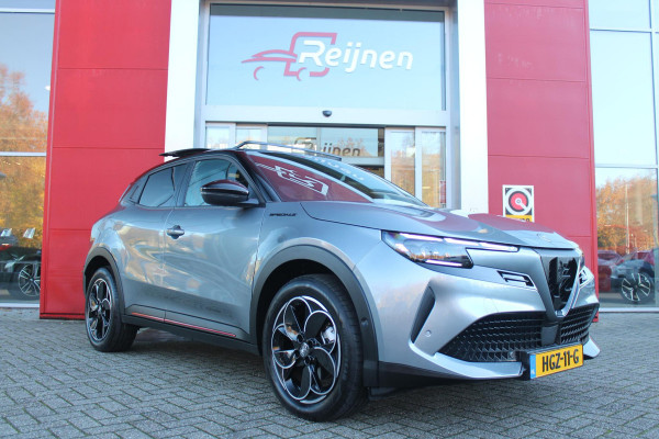 Alfa Romeo junior ELETTRICA SPECIALE 156PK 54 kWh | "SABELT" SPORTSTOELEN ELEKTRISCH VERSTELBAAR MET LEDEREN/ALCANTARA BEKLEDING | PANORAMISCH SCHUIF/KANTEL DAK | BICOLOR DAK (ZWART DAK) | WARMTEPOMP | TECHNOLOGIE PAKKET (O.A. FULL LED ADAPTIVE MATRIX KOPLAMPEN/DODEHOEK DETECTIE/DRAADLOZE TELEFOONLADER/ACHTERUITRIJ CAMERA/PARKEERSENSOREN VOOR, ACHTER,ZIJKANT) | DRAADLOZE APPLE CARPLAY/ANDROID AUTO | CLIMATE CONTROL | ELEKTRISCH BEDIENBARE ACHTERKLEP | STOEL VERWARMING | ELEKTRISCH BEDIENBARE VOORSTOEL | VERKEERSBORDEN HERKENNING | ADAPTIVE CRUISE CONTROL | KEYLESS ENTRY/START |