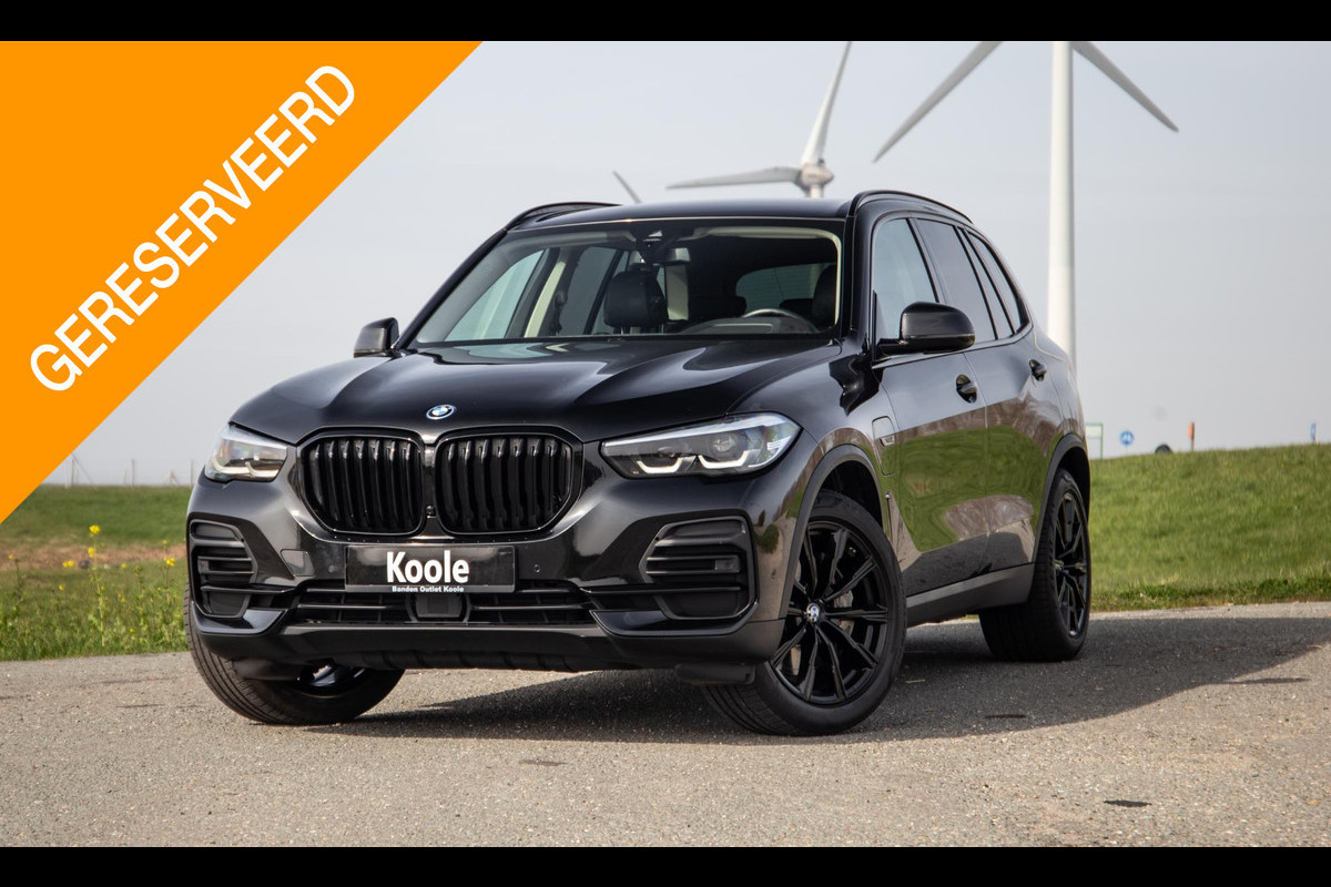 BMW X5 xDrive45e CARPLAY / CAMERA / DEALER ONDERHOUDEN /  LEER / STOELVERWARMING / BLACK ON BLACK