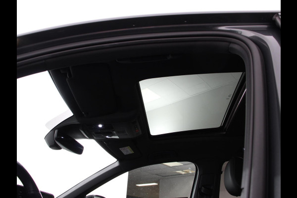 Volkswagen T-Roc 1.5 TSI DSG R-Line + Design pakket Black Automaat Climate control Stoelverwarming Stuurverwarming Parkeersensoren LED Adaptieve cruise control Camera Panorama dak Navigatie Apple Carplay/Android Auto Climate control