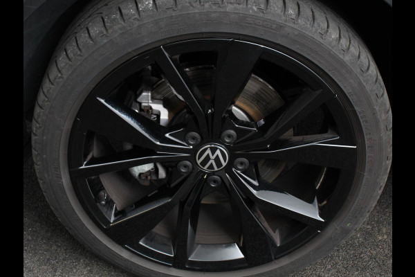 Volkswagen T-Roc 1.5 TSI DSG R-Line + Design pakket Black Automaat Climate control Stoelverwarming Stuurverwarming Parkeersensoren LED Adaptieve cruise control Camera Panorama dak Navigatie Apple Carplay/Android Auto Climate control