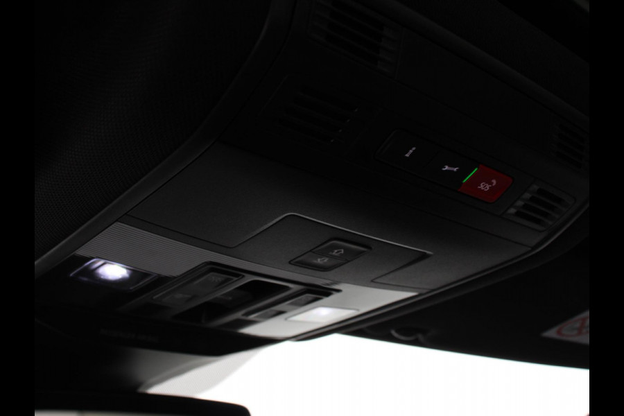 Volkswagen T-Roc 1.5 TSI DSG R-Line + Design pakket Black Automaat Climate control Stoelverwarming Stuurverwarming Parkeersensoren LED Adaptieve cruise control Camera Panorama dak Navigatie Apple Carplay/Android Auto Climate control