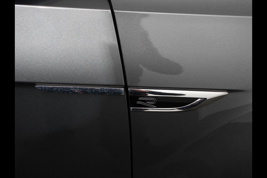 Volkswagen T-Roc 1.5 TSI DSG R-Line + Design pakket Black Automaat Climate control Stoelverwarming Stuurverwarming Parkeersensoren LED Adaptieve cruise control Camera Panorama dak Navigatie Apple Carplay/Android Auto Climate control