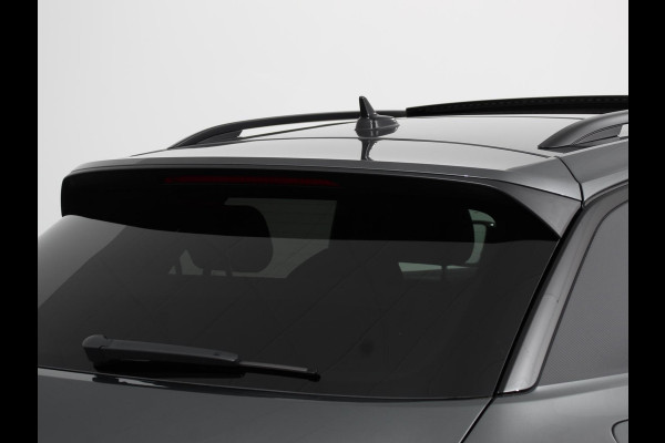 Volkswagen T-Roc 1.5 TSI DSG R-Line + Design pakket Black Automaat Climate control Stoelverwarming Stuurverwarming Parkeersensoren LED Adaptieve cruise control Camera Panorama dak Navigatie Apple Carplay/Android Auto Climate control