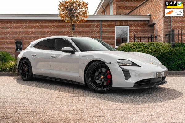 Porsche Taycan Sport Turismo | Krijt grijs | Pano | Sport design | Luchtvering | 21'' GTS