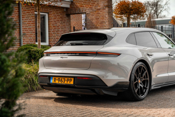 Porsche Taycan Sport Turismo | Krijt grijs | Pano | Sport design | Luchtvering | 21'' GTS