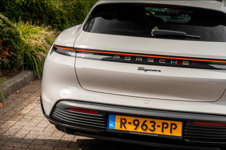 Porsche Taycan Sport Turismo | Krijt grijs | Pano | Sport design | Luchtvering | 21'' GTS