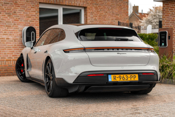 Porsche Taycan Sport Turismo | Krijt grijs | Pano | Sport design | Luchtvering | 21'' GTS
