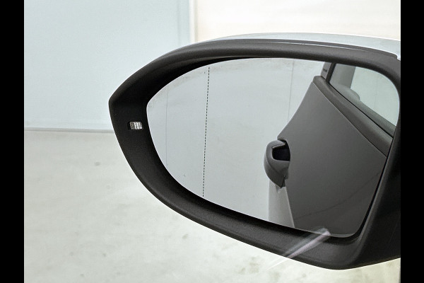 Volkswagen ID.3 First Plus 58 kWh / Trekhaak / Pdc+Camera / Xenon / Airco-ecc / Radio multimedia / Navigatie / Apk 12-2026