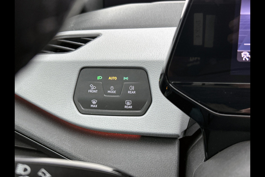 Volkswagen ID.3 First Plus 58 kWh / Trekhaak / Pdc+Camera / Xenon / Airco-ecc / Radio multimedia / Navigatie / Apk 12-2026