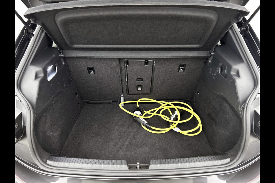 Volkswagen ID.3 First Plus 58 kWh / Trekhaak / Pdc+Camera / Xenon / Airco-ecc / Radio multimedia / Navigatie / Apk 12-2026