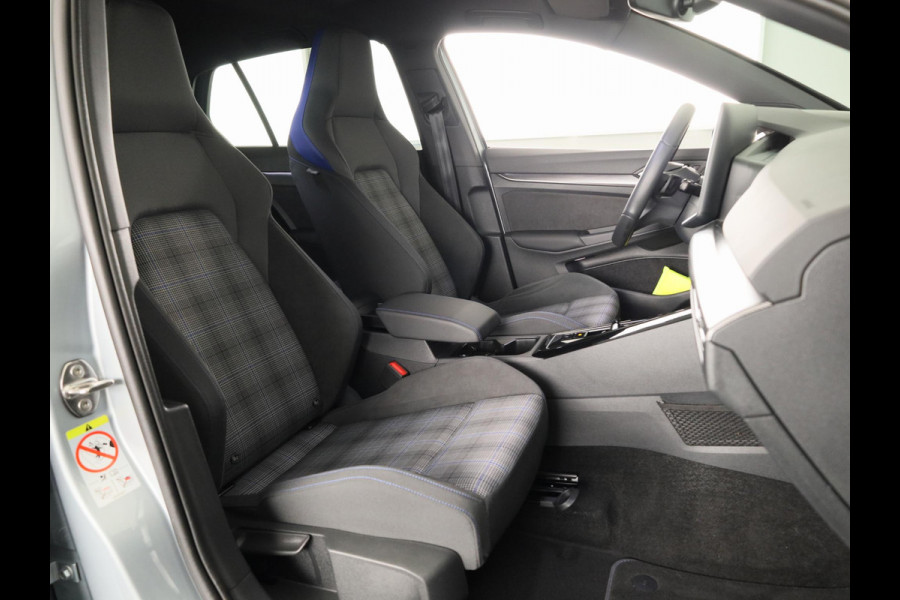 Volkswagen Golf 1.5 eHybrid GTE 272 pk Automaat (DSG) | Verlengde garantie | Navigatie | Panoramadak | Trekhaak (wegklapbaar) | Parkeersensoren (Park assist) | Achteruitrijcamera | Stoelverwarming |