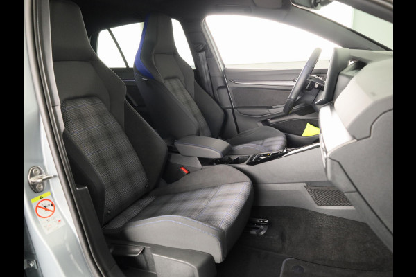 Volkswagen Golf 1.5 eHybrid GTE 272 pk Automaat (DSG) | Verlengde garantie | Navigatie | Panoramadak | Trekhaak (wegklapbaar) | Parkeersensoren (Park assist) | Achteruitrijcamera | Stoelverwarming |