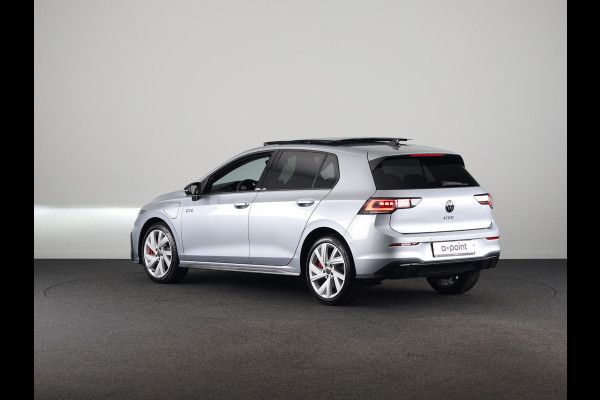 Volkswagen Golf 1.5 eHybrid GTE 272 pk Automaat (DSG) | Verlengde garantie | Navigatie | Panoramadak | Trekhaak (wegklapbaar) | Parkeersensoren (Park assist) | Achteruitrijcamera | Stoelverwarming |
