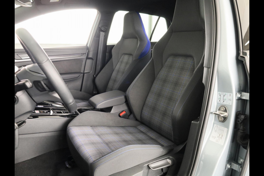 Volkswagen Golf 1.5 eHybrid GTE 272 pk Automaat (DSG) | Verlengde garantie | Navigatie | Panoramadak | Trekhaak (wegklapbaar) | Parkeersensoren (Park assist) | Achteruitrijcamera | Stoelverwarming |
