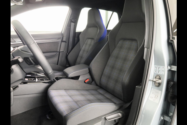 Volkswagen Golf 1.5 eHybrid GTE 272 pk Automaat (DSG) | Verlengde garantie | Navigatie | Panoramadak | Trekhaak (wegklapbaar) | Parkeersensoren (Park assist) | Achteruitrijcamera | Stoelverwarming |