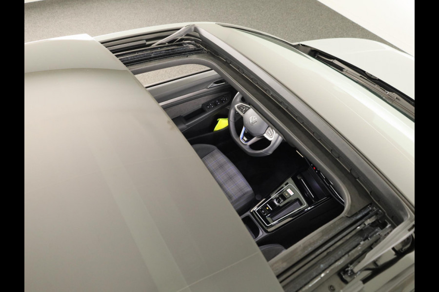 Volkswagen Golf 1.5 eHybrid GTE 272 pk Automaat (DSG) | Verlengde garantie | Navigatie | Panoramadak | Trekhaak (wegklapbaar) | Parkeersensoren (Park assist) | Achteruitrijcamera | Stoelverwarming |