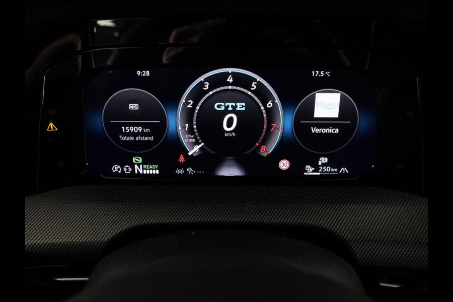 Volkswagen Golf 1.5 eHybrid GTE 272 pk Automaat (DSG) | Verlengde garantie | Navigatie | Panoramadak | Trekhaak (wegklapbaar) | Parkeersensoren (Park assist) | Achteruitrijcamera | Stoelverwarming |