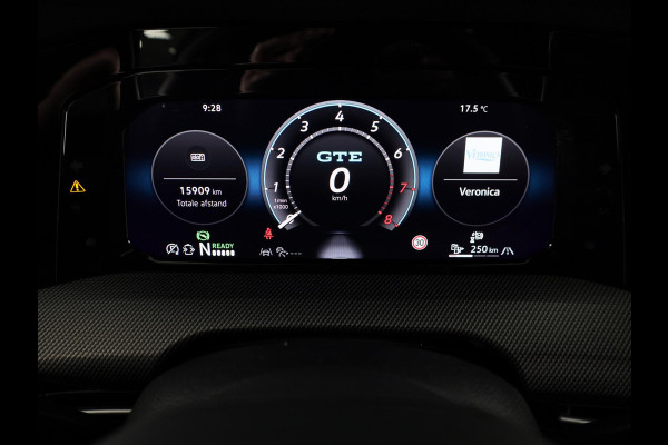 Volkswagen Golf 1.5 eHybrid GTE 272 pk Automaat (DSG) | Verlengde garantie | Navigatie | Panoramadak | Trekhaak (wegklapbaar) | Parkeersensoren (Park assist) | Achteruitrijcamera | Stoelverwarming |