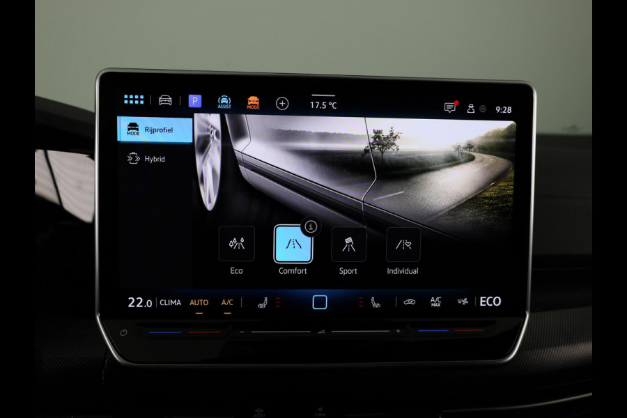 Volkswagen Golf 1.5 eHybrid GTE 272 pk Automaat (DSG) | Verlengde garantie | Navigatie | Panoramadak | Trekhaak (wegklapbaar) | Parkeersensoren (Park assist) | Achteruitrijcamera | Stoelverwarming |