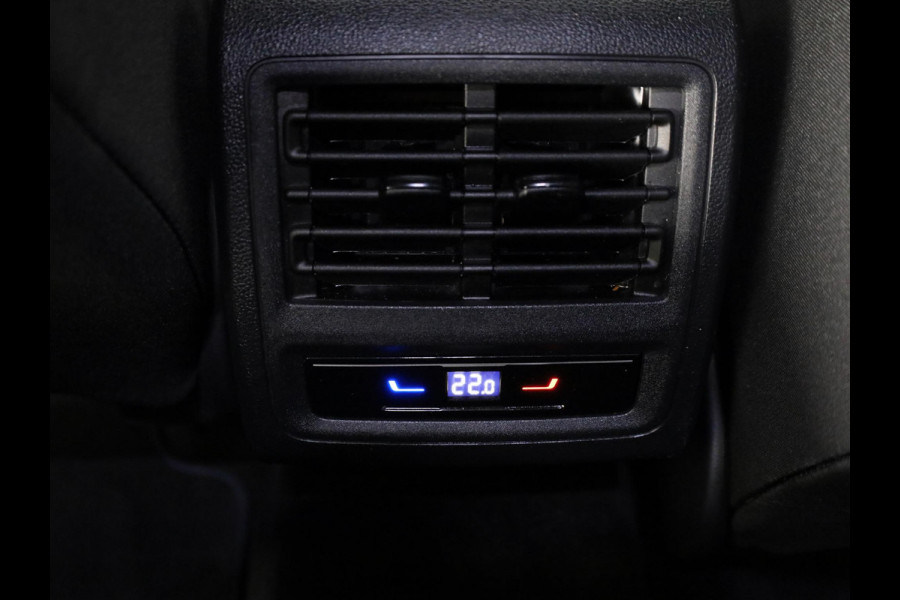 Volkswagen Golf 1.5 eHybrid GTE 272 pk Automaat (DSG) | Verlengde garantie | Navigatie | Panoramadak | Trekhaak (wegklapbaar) | Parkeersensoren (Park assist) | Achteruitrijcamera | Stoelverwarming |