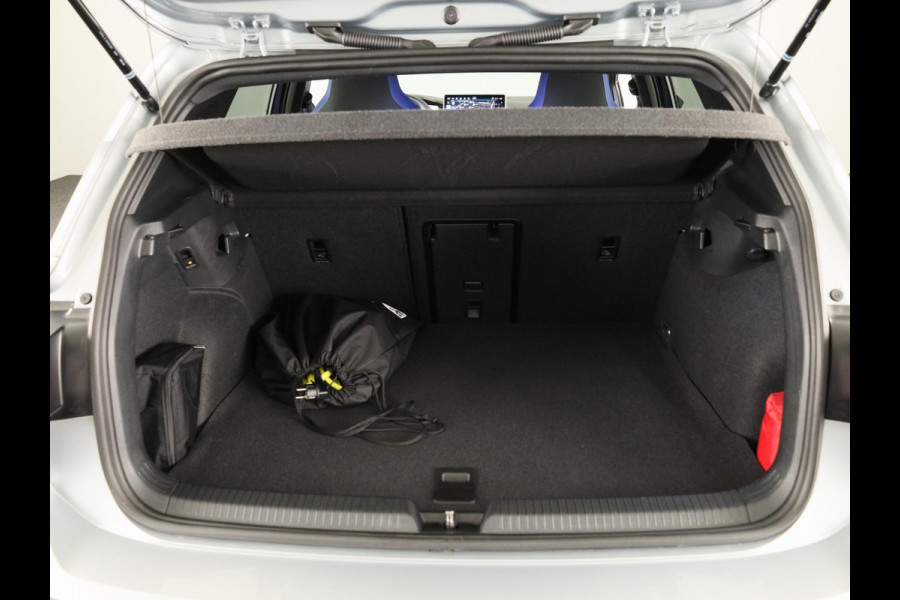 Volkswagen Golf 1.5 eHybrid GTE 272 pk Automaat (DSG) | Verlengde garantie | Navigatie | Panoramadak | Trekhaak (wegklapbaar) | Parkeersensoren (Park assist) | Achteruitrijcamera | Stoelverwarming |