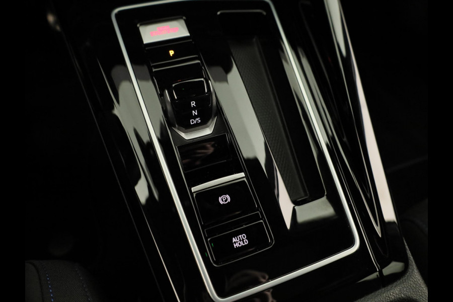 Volkswagen Golf 1.5 eHybrid GTE 272 pk Automaat (DSG) | Verlengde garantie | Navigatie | Panoramadak | Trekhaak (wegklapbaar) | Parkeersensoren (Park assist) | Achteruitrijcamera | Stoelverwarming |